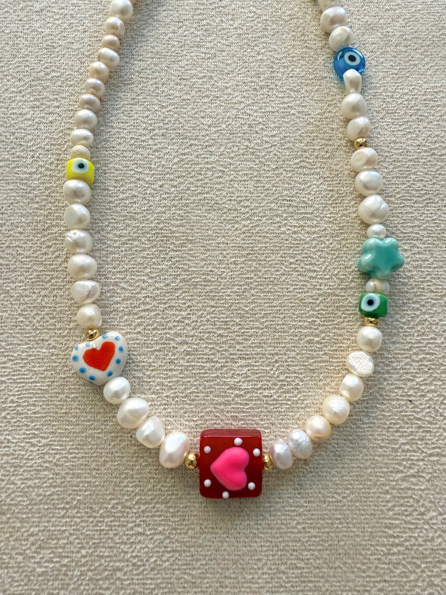 Perlas y colores (cuadrito rojo)