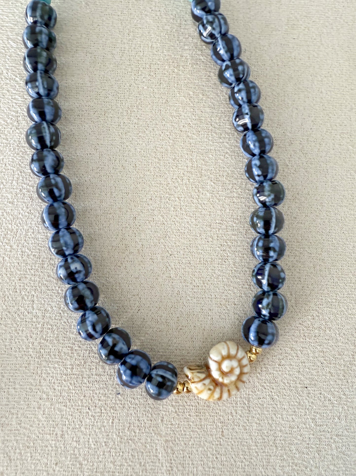 Collar azul y concha crema