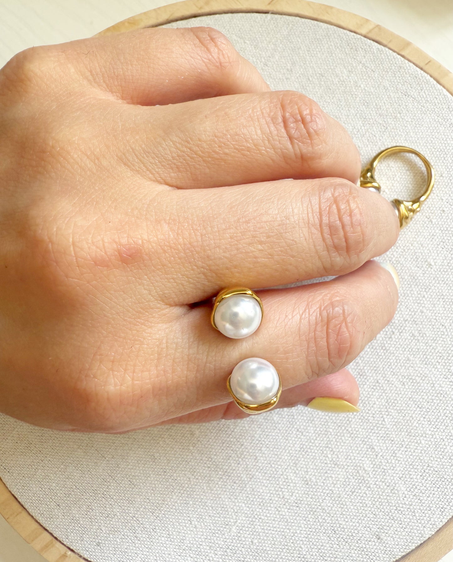 Anillo fancy con perlita