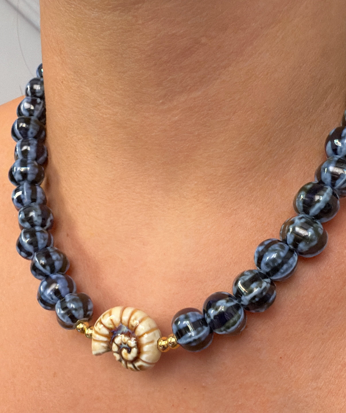 Collar azul y concha crema