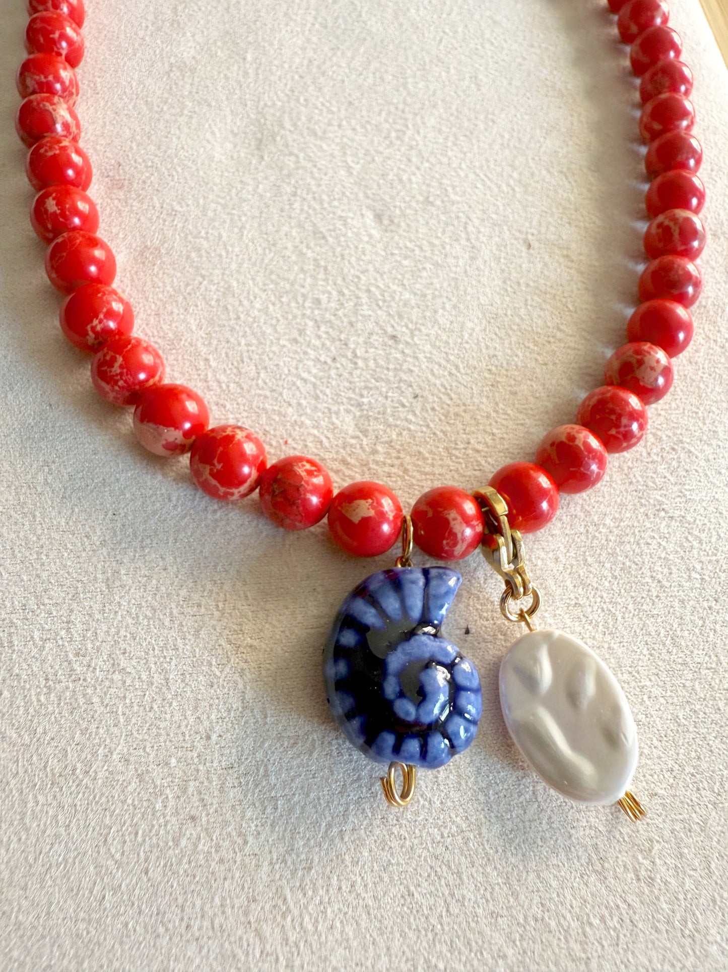 Rojo , azul y nácar