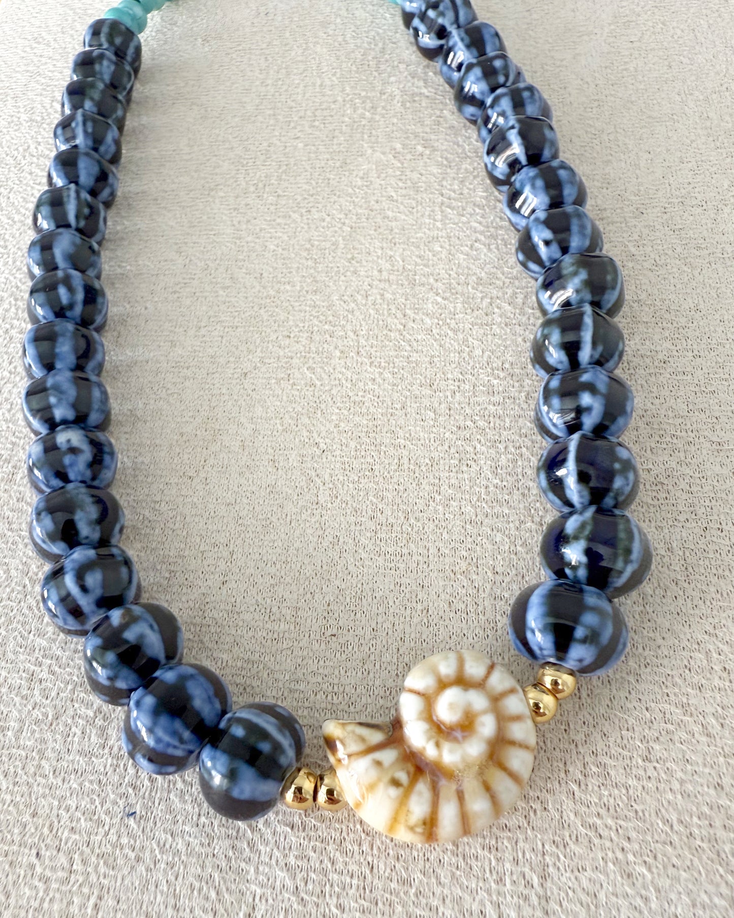 Collar azul y concha crema