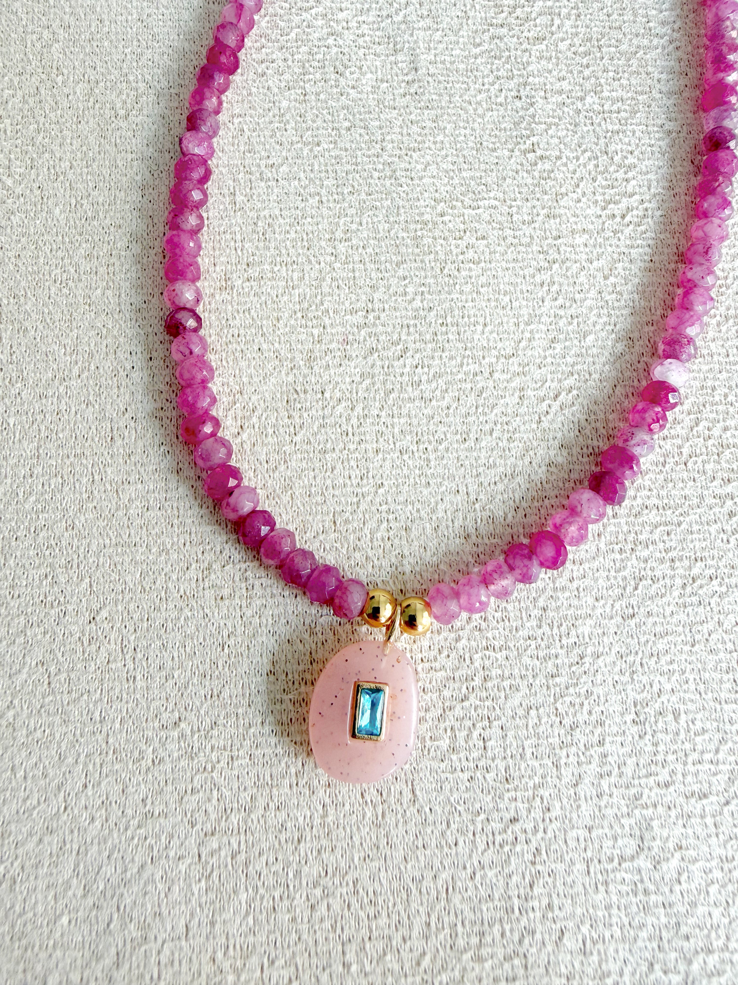 Collar facetado en magenta