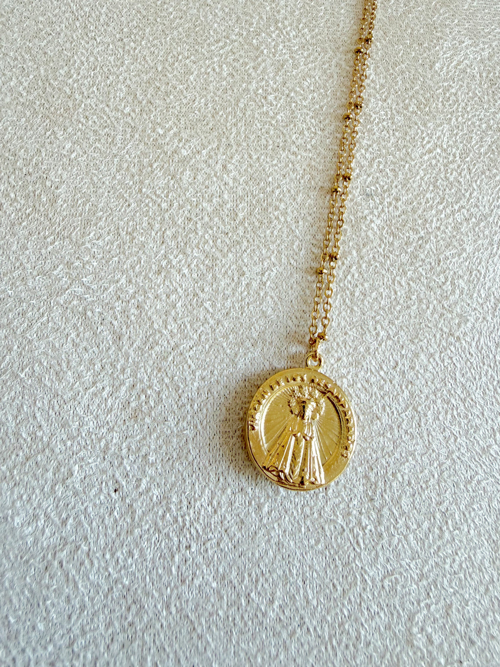 Medalla personalizada de la Virgen desamparados, chapada en oro 18k