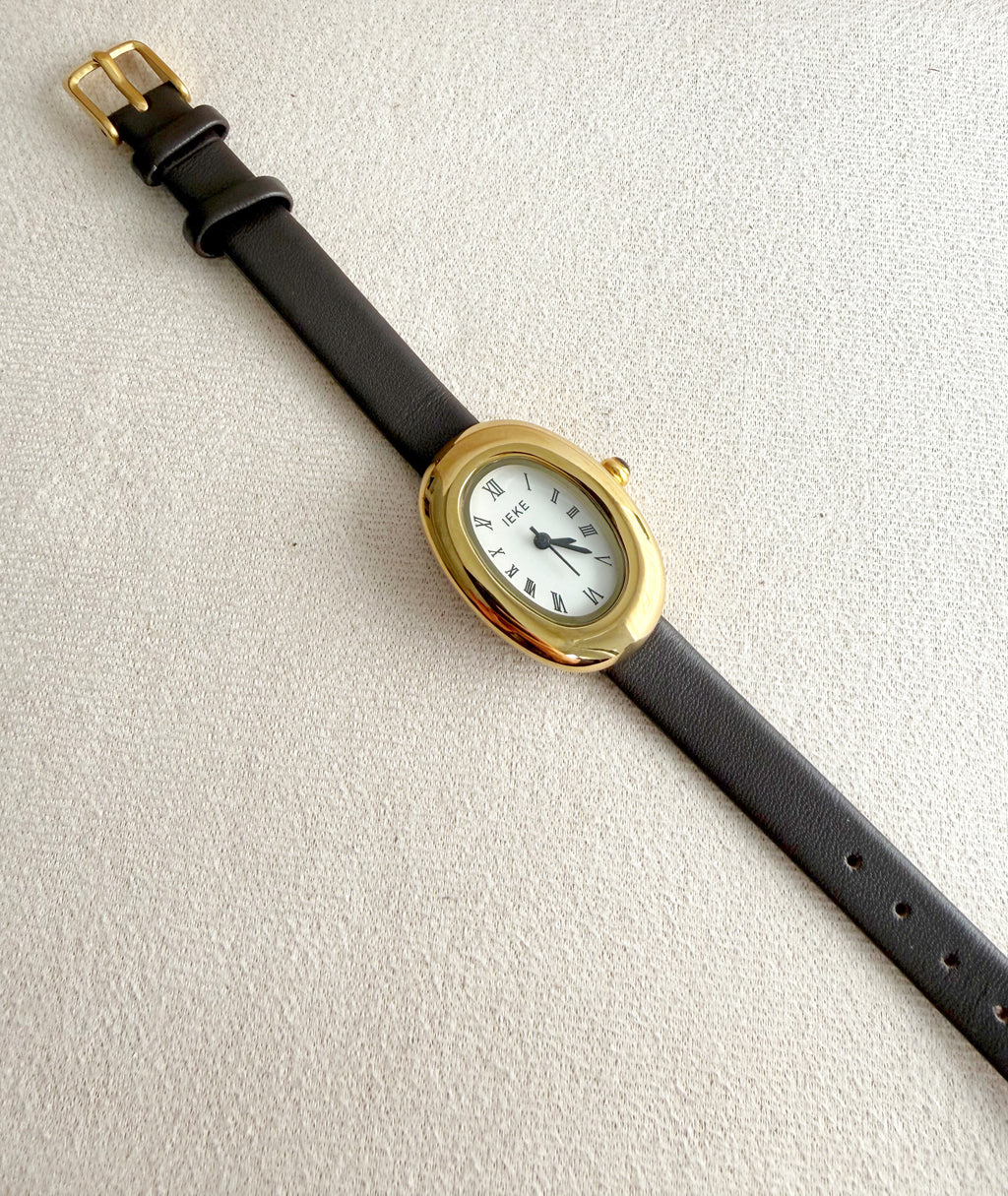 Reloj en cuerito marrón.