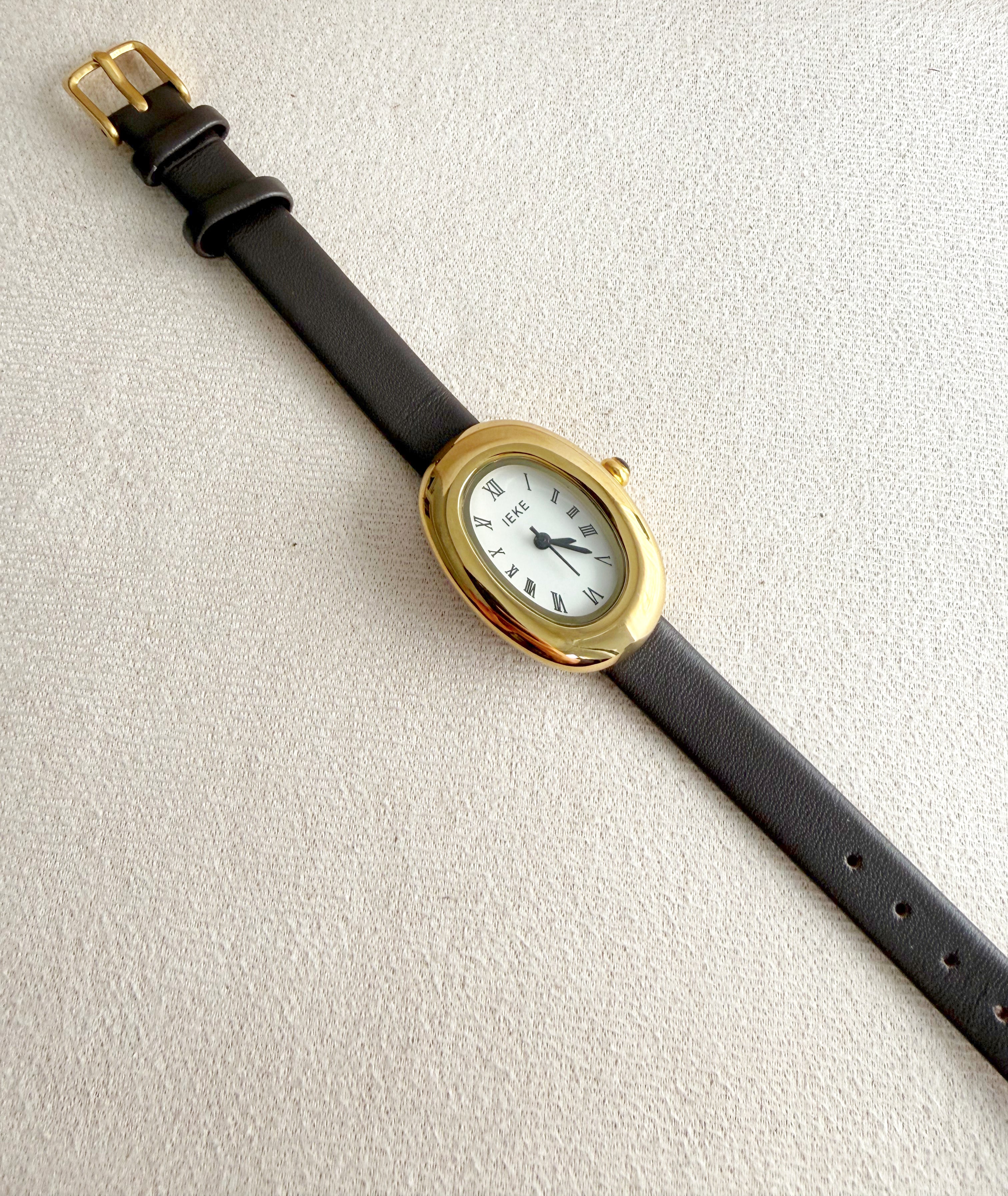 Reloj en cuerito marrón.