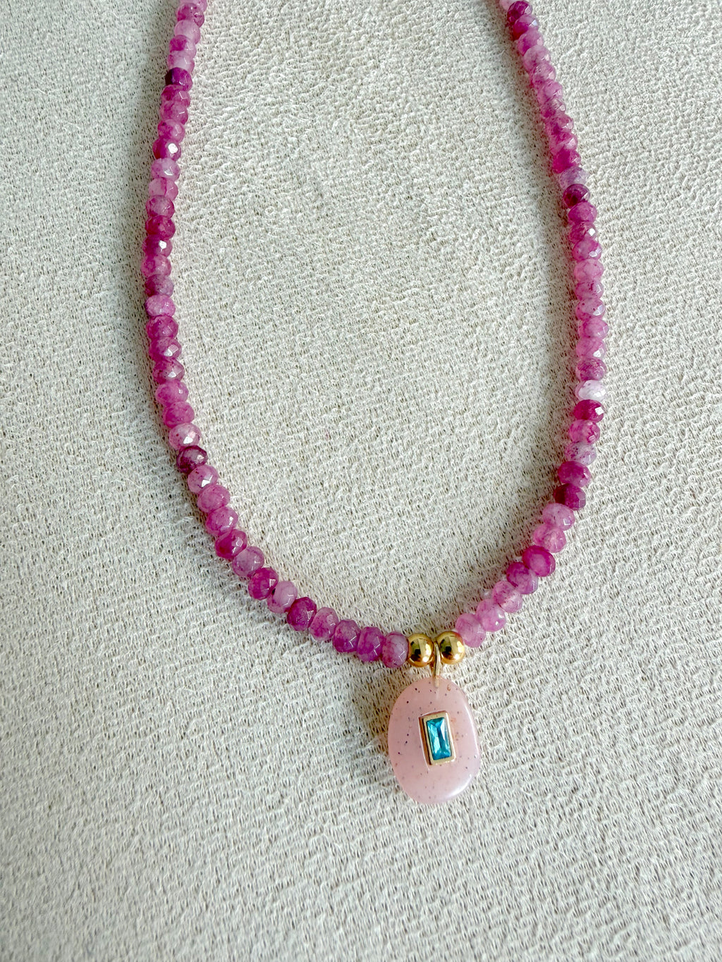 Collar facetado en magenta