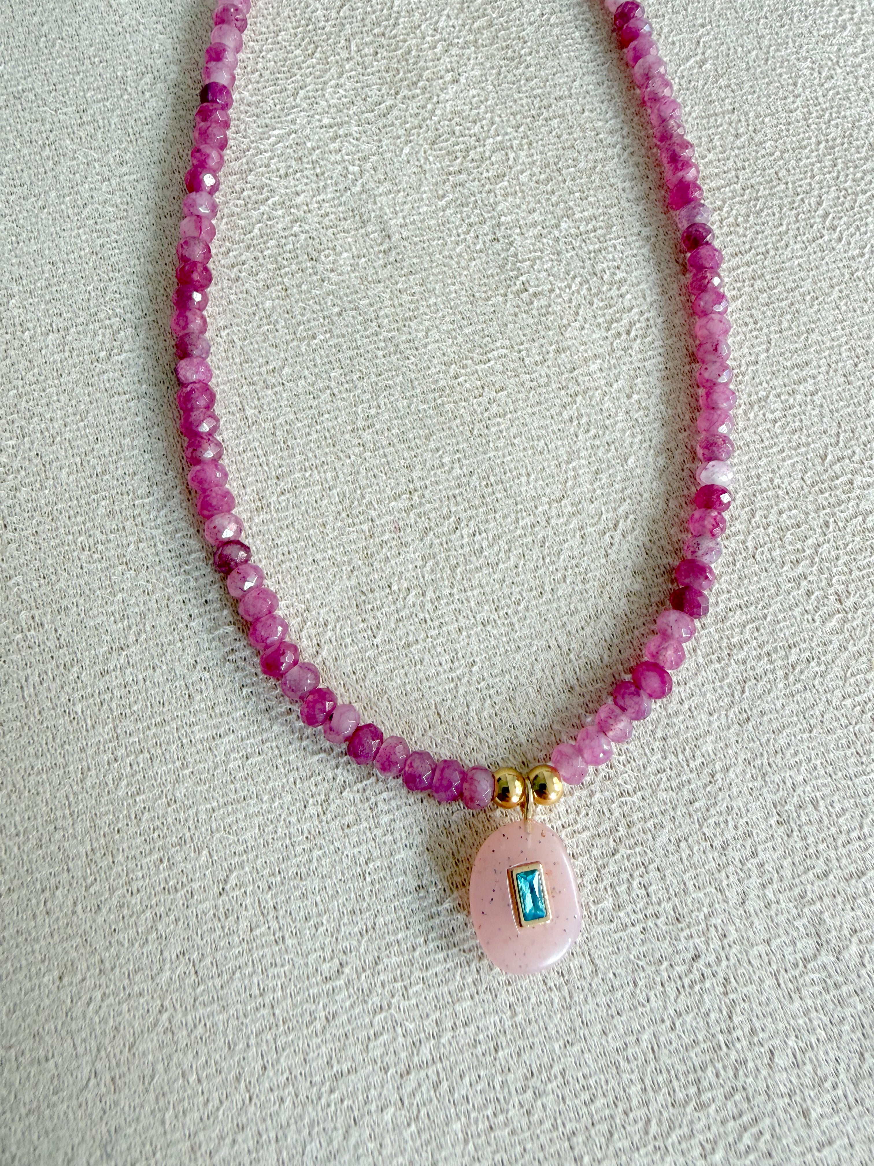 Collar facetado en magenta