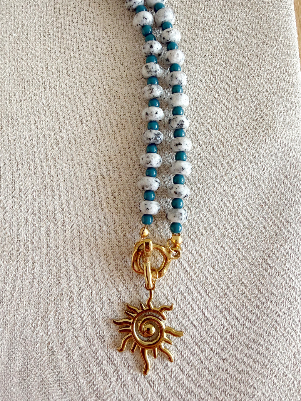 Collares de punto piedra (intercalado con agathas azules)