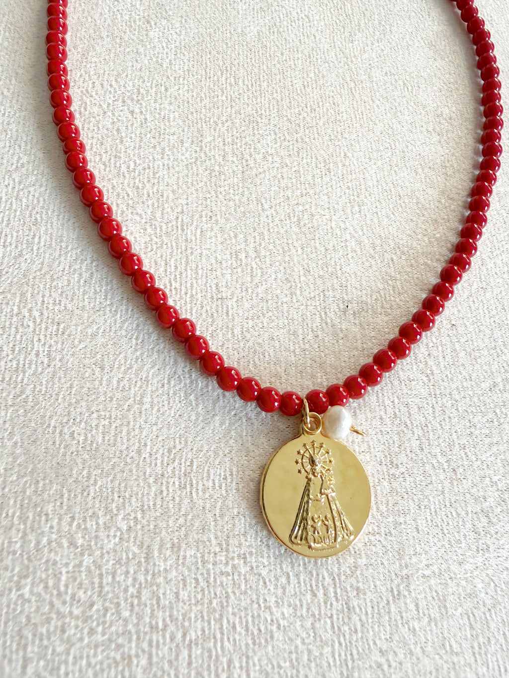 Collar carmesí con Virgen Desamparados