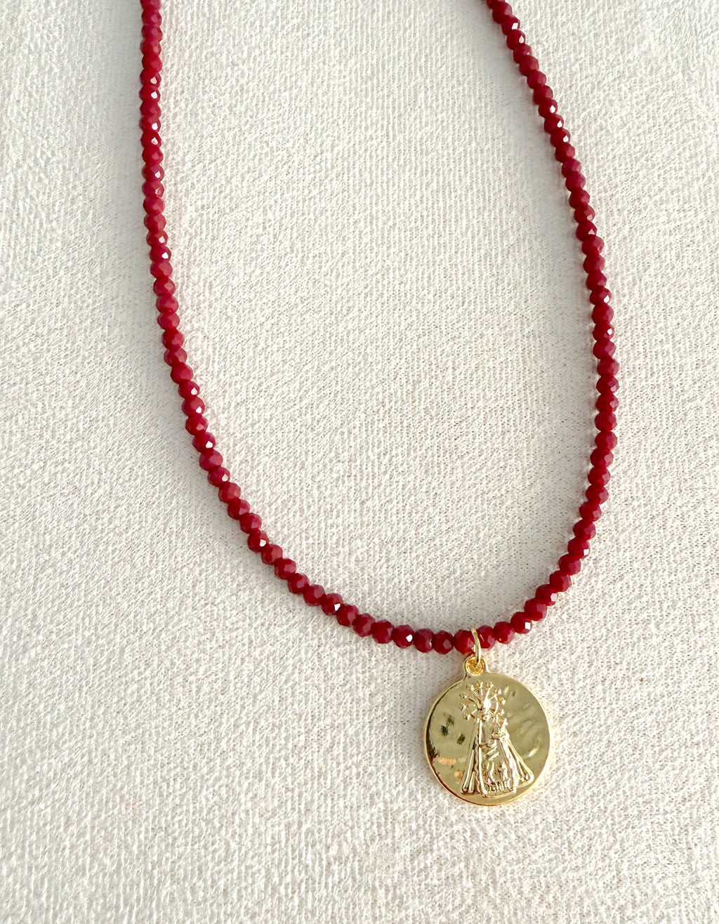 Collar piedritas facetadas con virgen de los desamparados