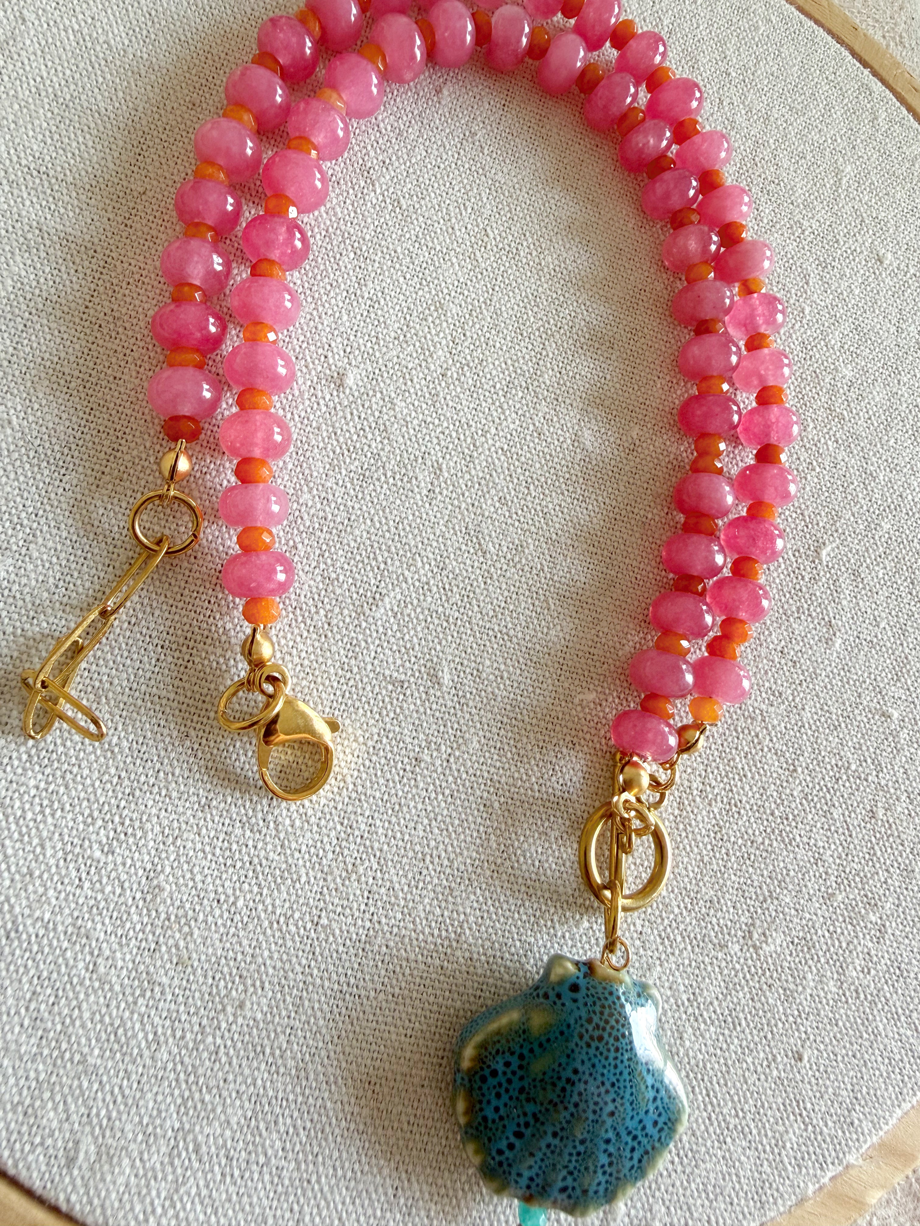 Naranja, fucsia y concha de mar