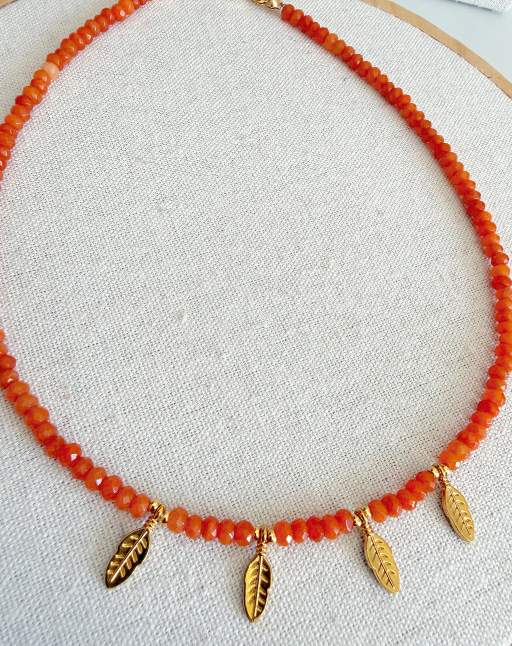 Collar facetado con golden leaves