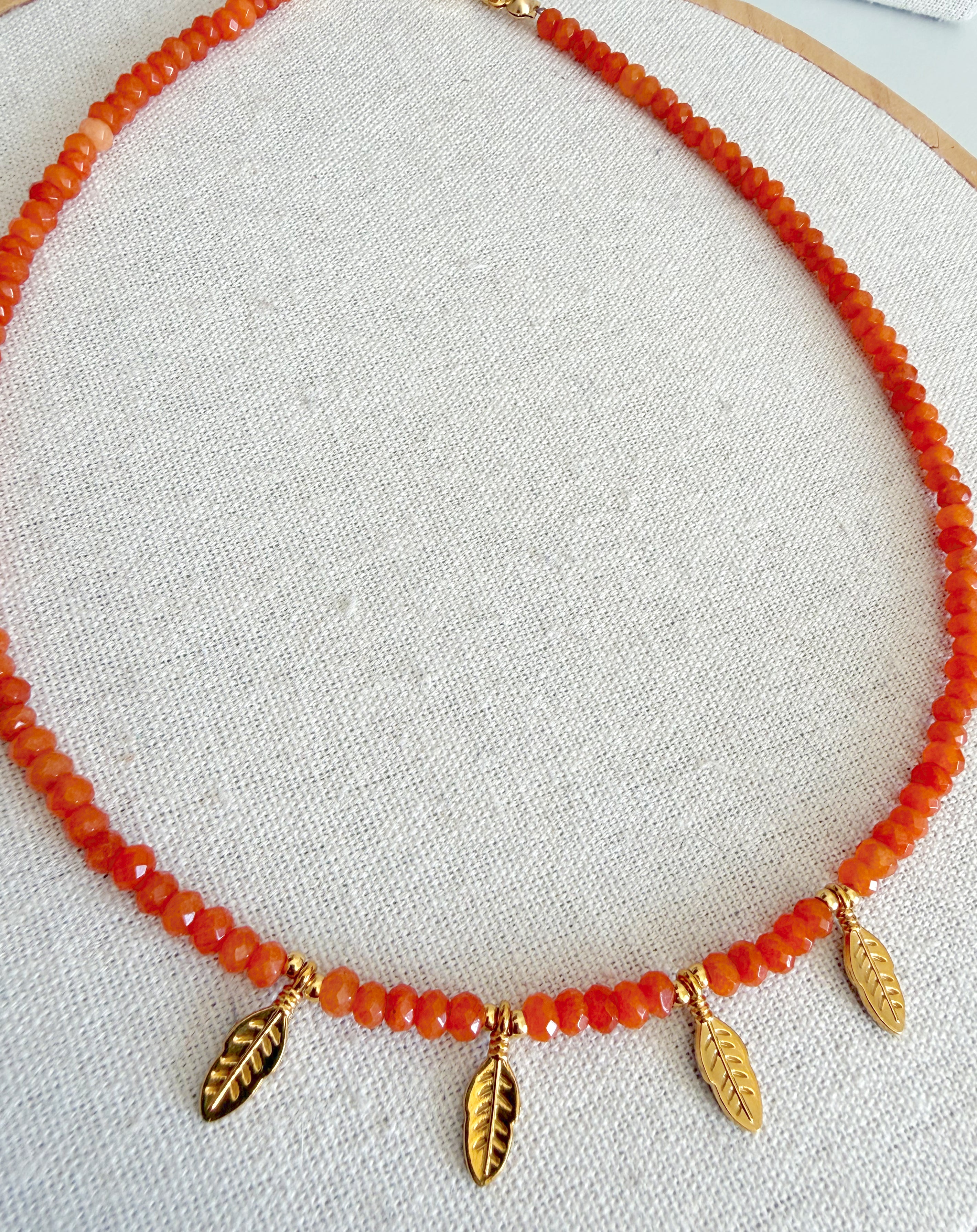 Collar facetado con golden leaves