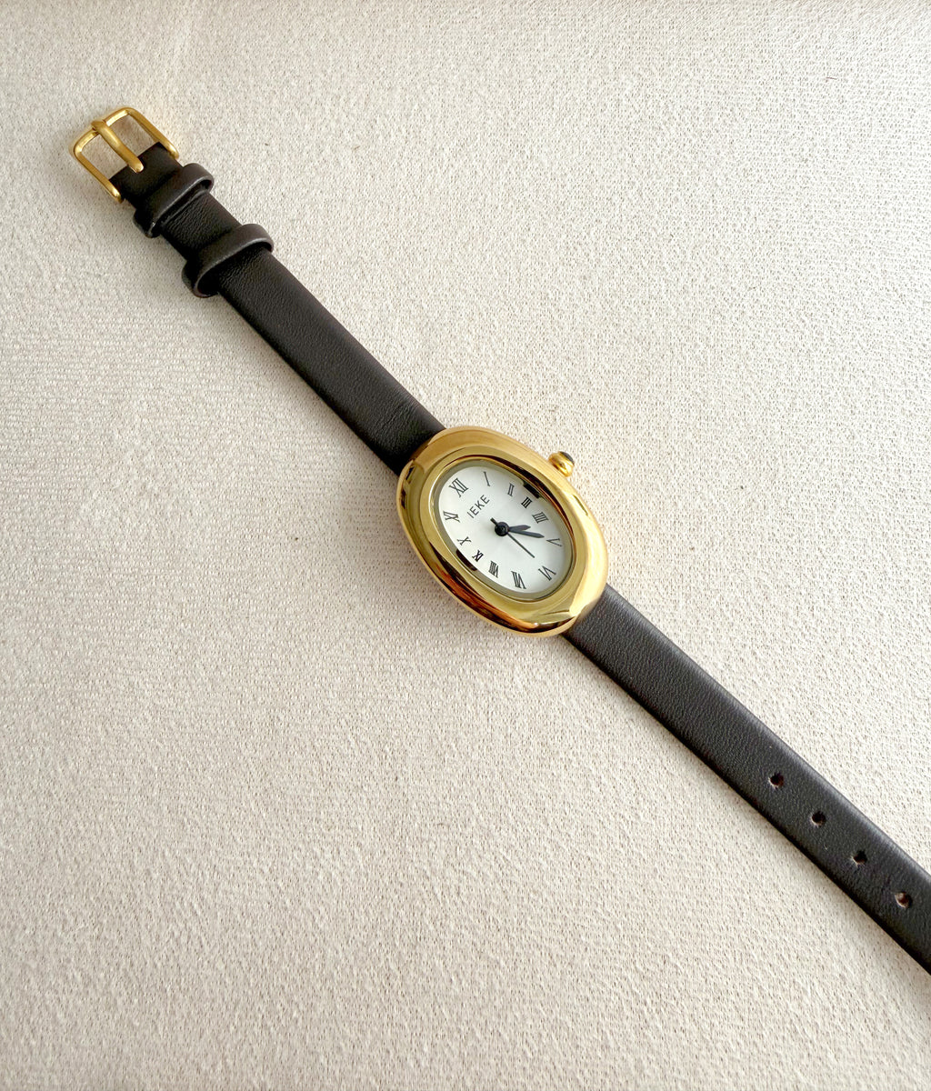 Reloj en cuerito marrón.