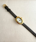 Reloj en cuerito marrón.