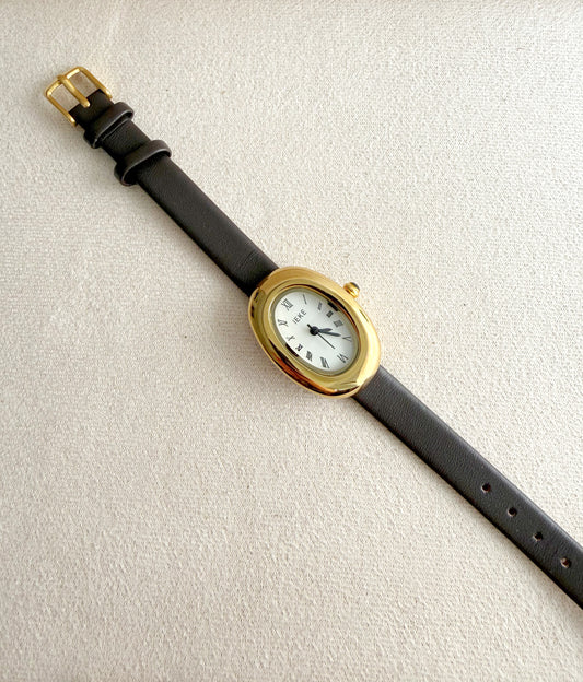 Reloj en cuerito marrón.