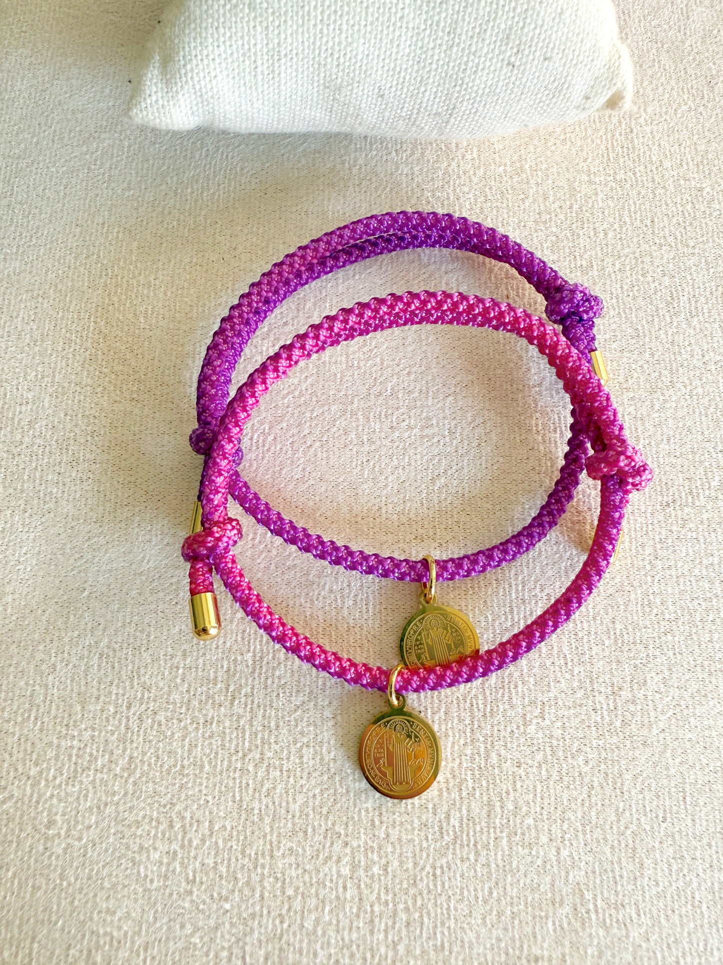 Pulsera degradada de protección (medalla de San Benito)