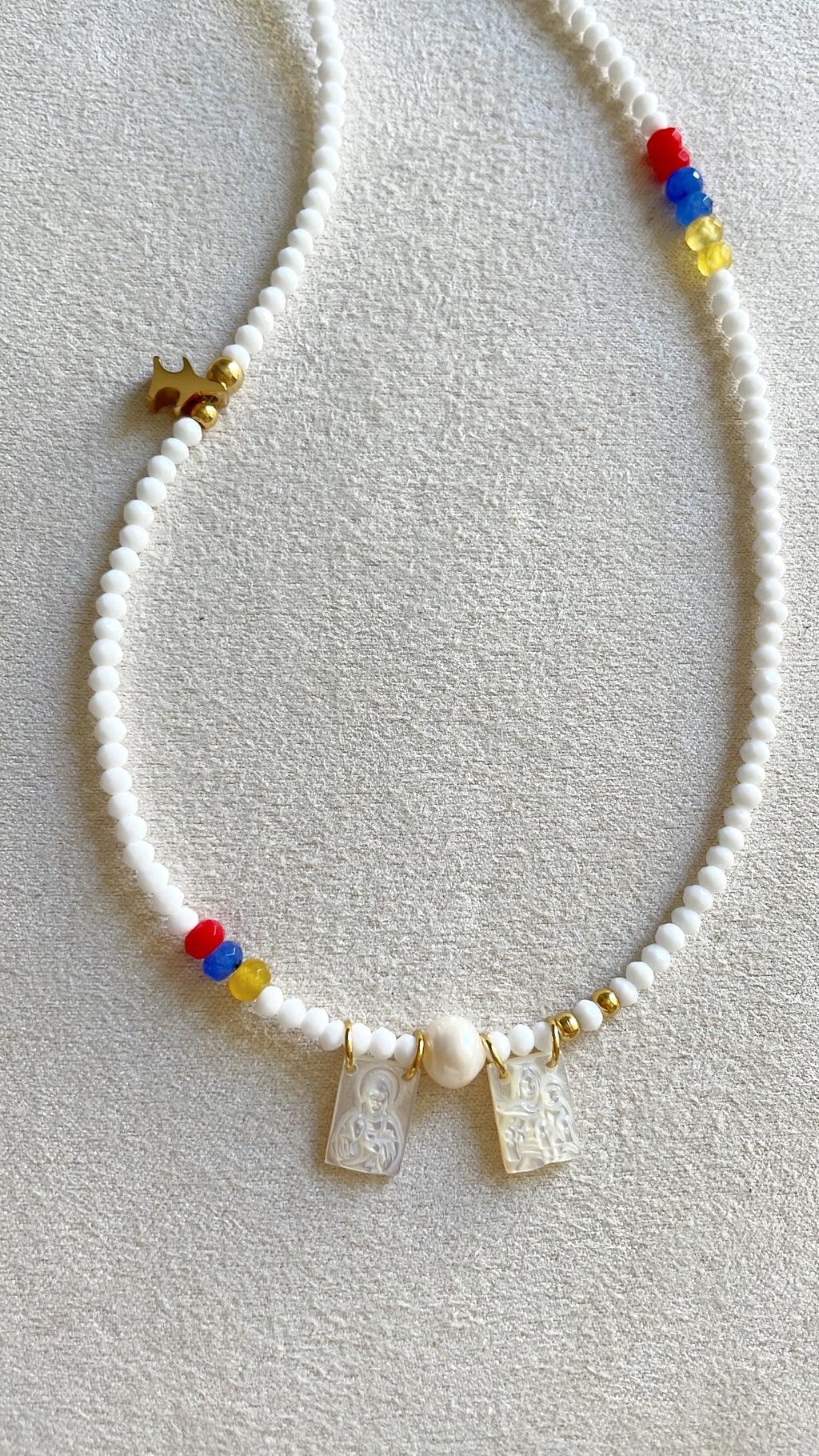 Collar Venezuela en piedra blanca