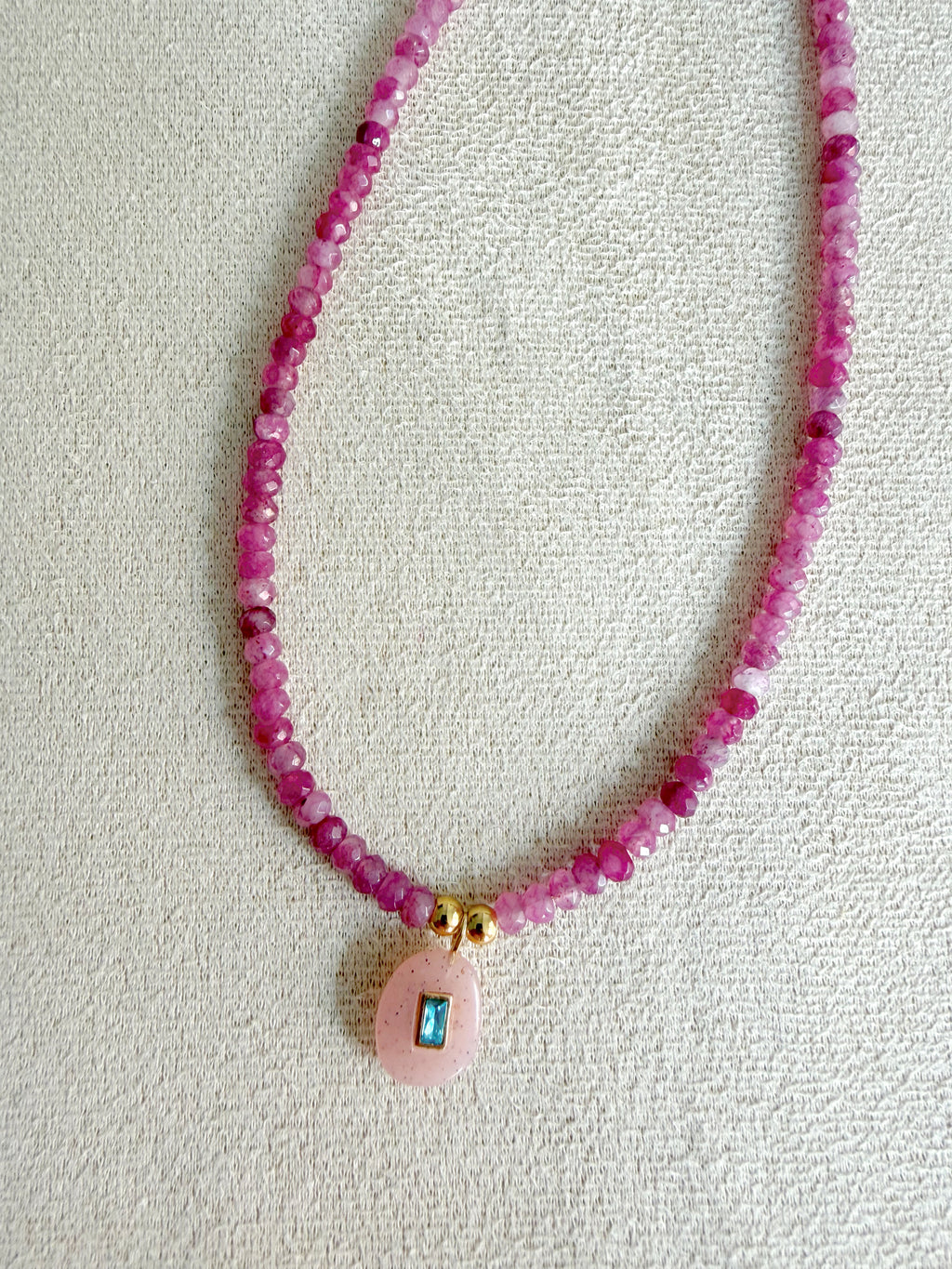 Collar facetado en magenta