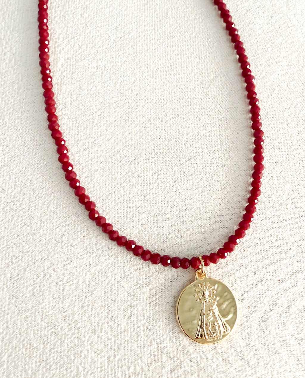 Collar piedritas facetadas con virgen de los desamparados