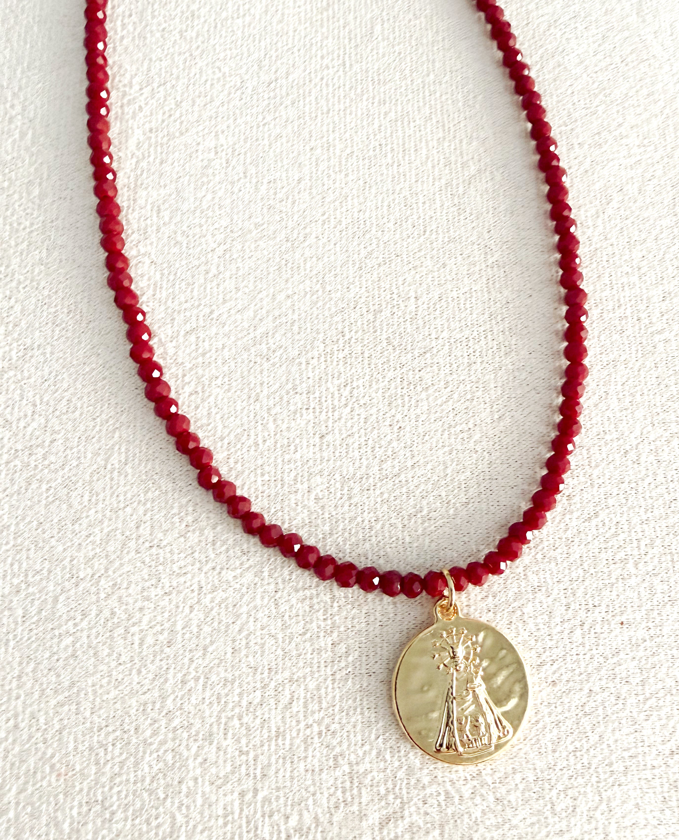 Collar piedritas facetadas con virgen de los desamparados