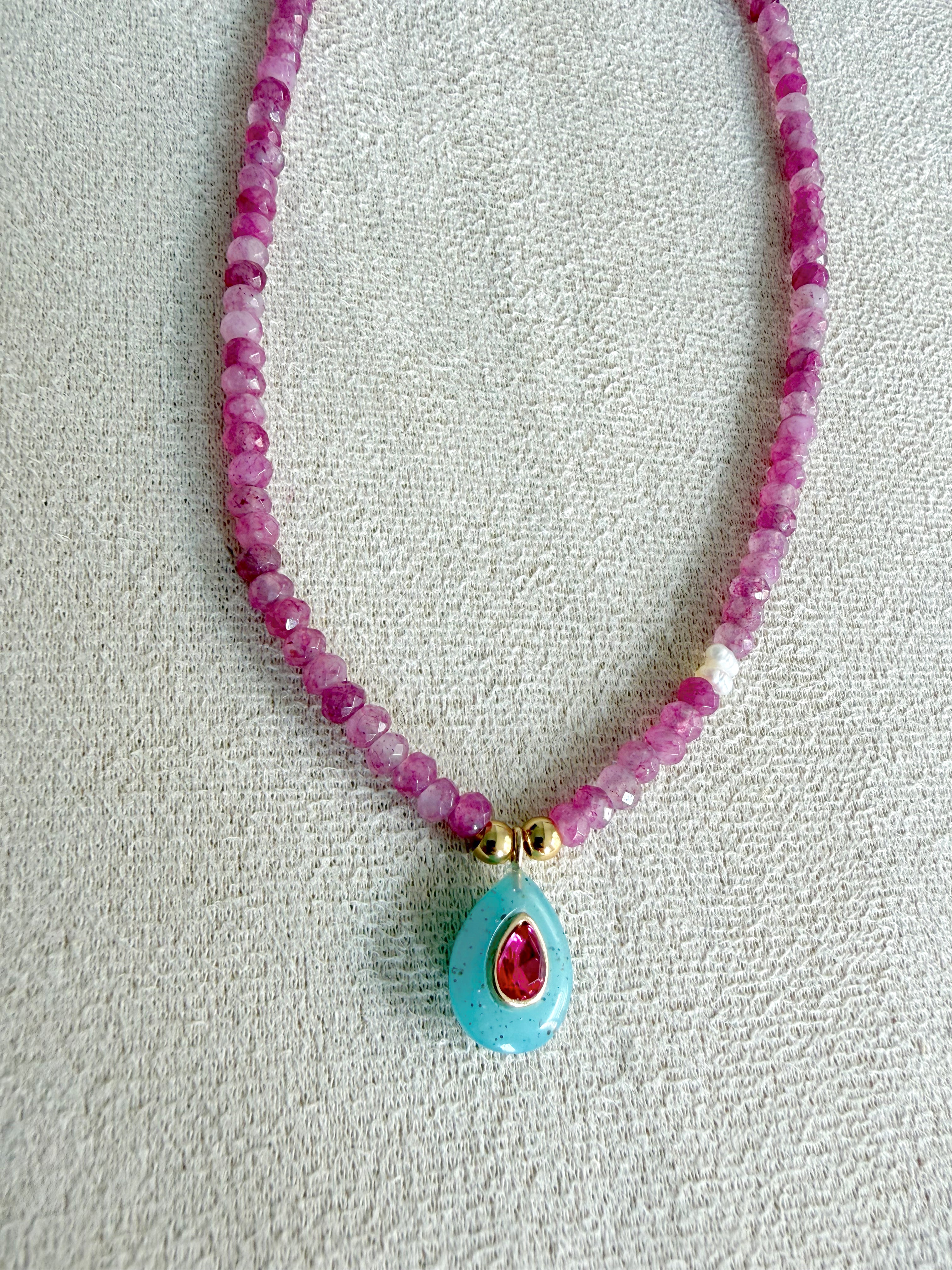 Collar facetado en magenta