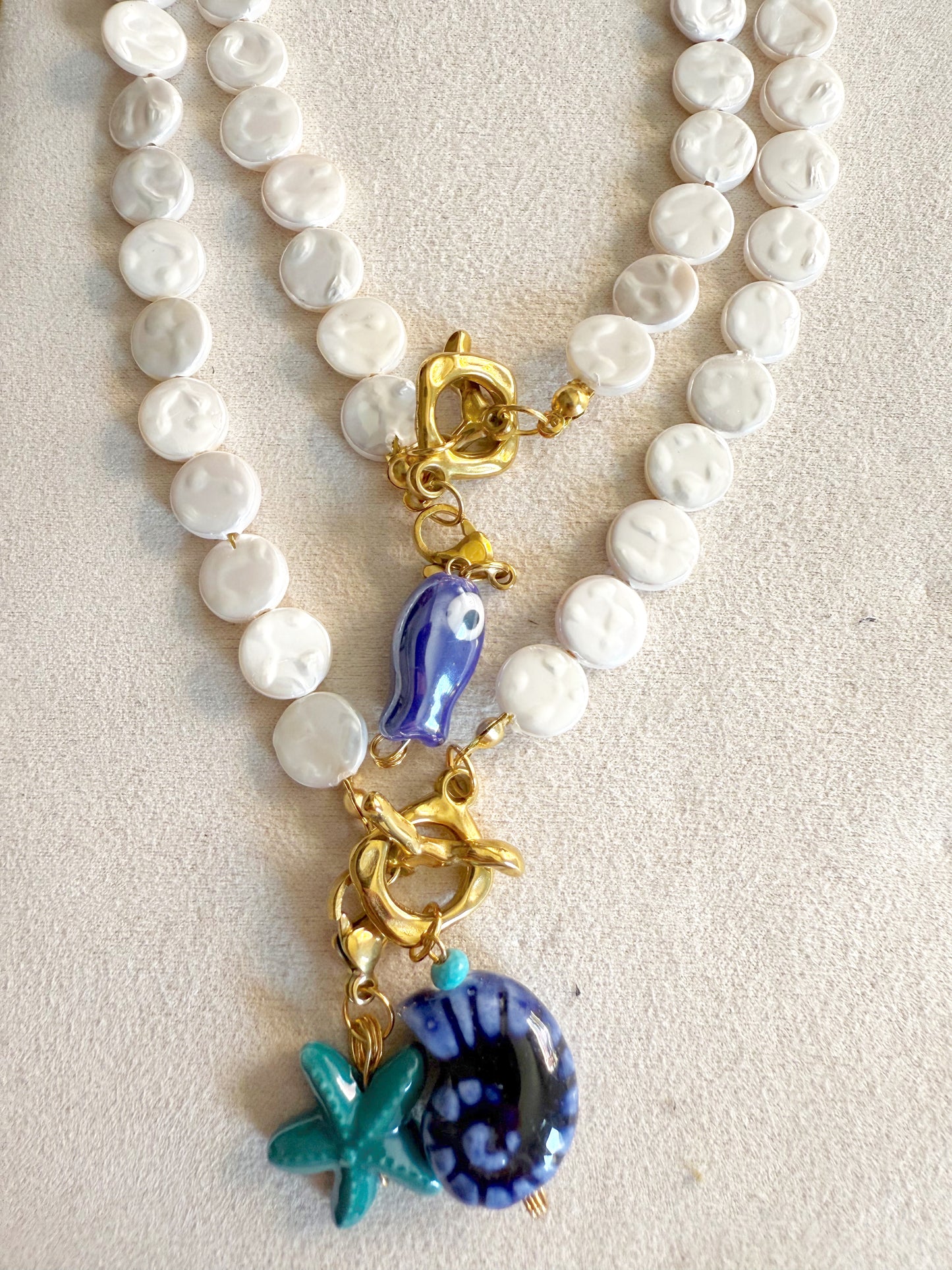 Coral + tonos azules y acero.