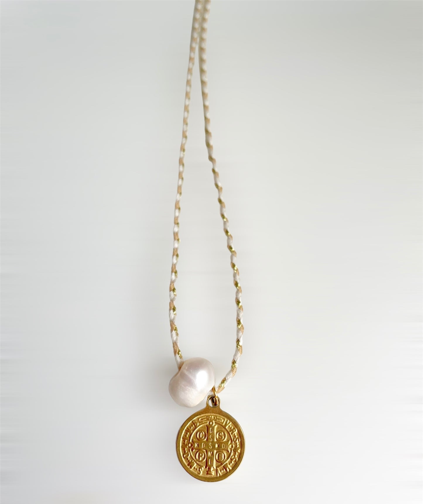 Cordoncitos con perla y medalla de San Benito