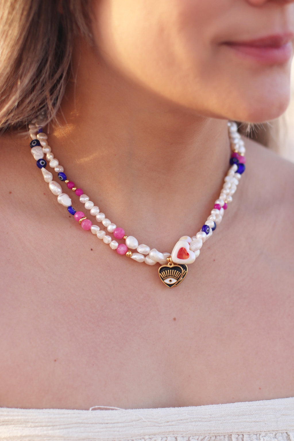 Collar con corazón de ojo turco, y detalles en piedras facetadas