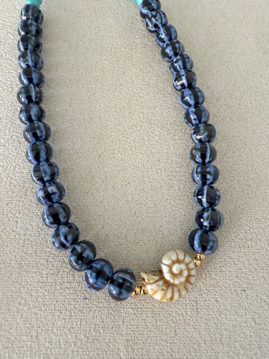 Collar azul y concha crema