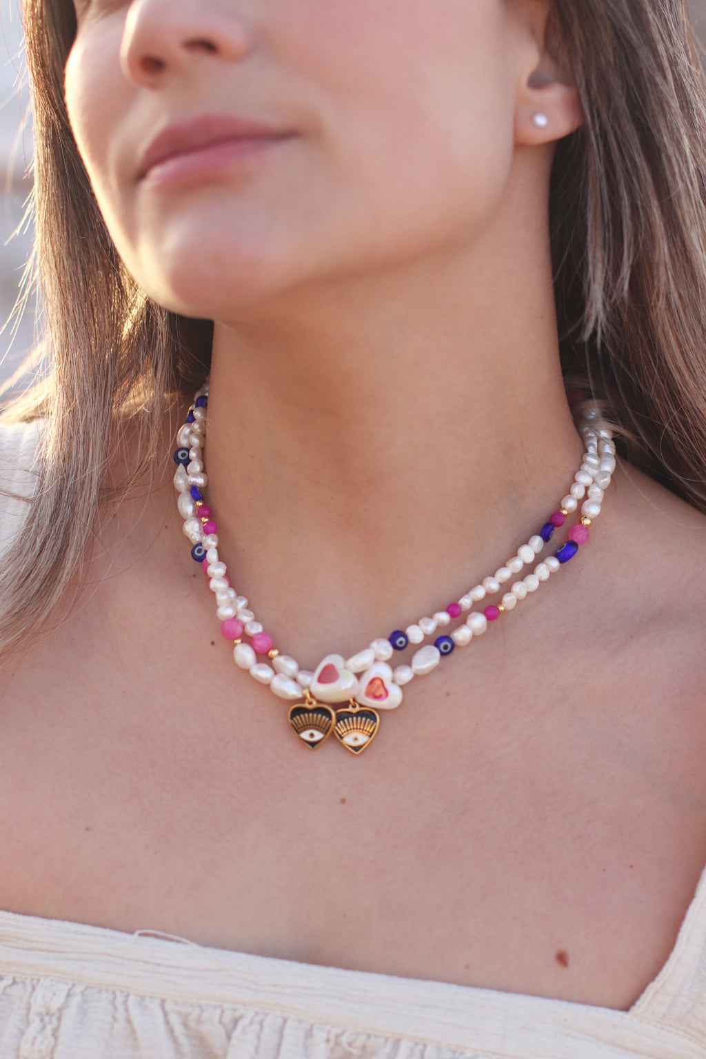 Collar con corazón de ojo turco, y detalles en piedras facetadas