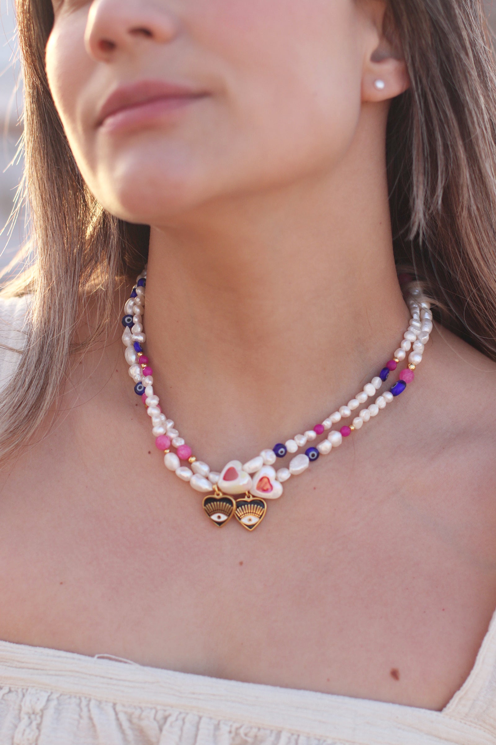 Collar con corazón de ojo turco, y detalles en piedras facetadas