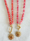 Collares de jade teñido.