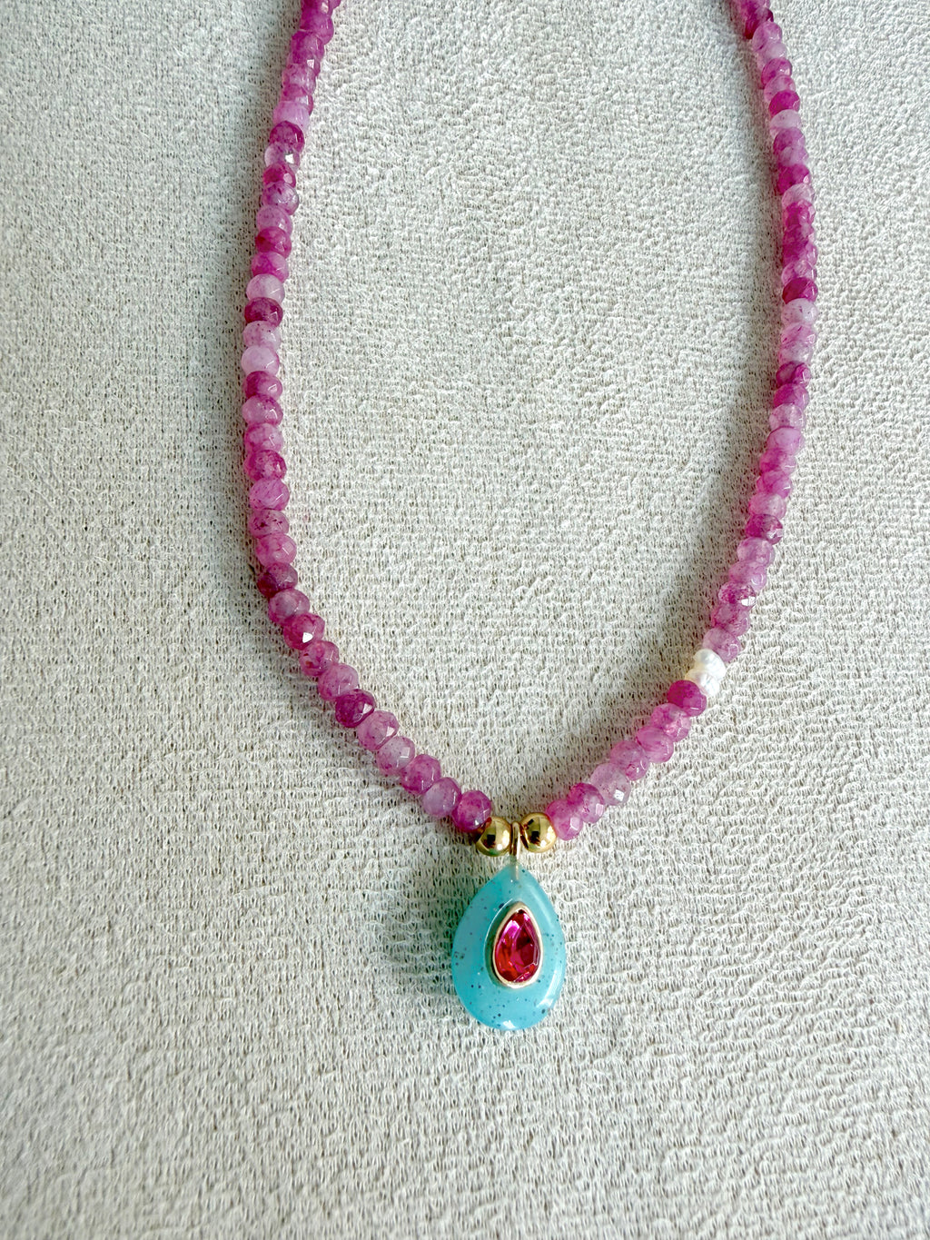Collar facetado en magenta