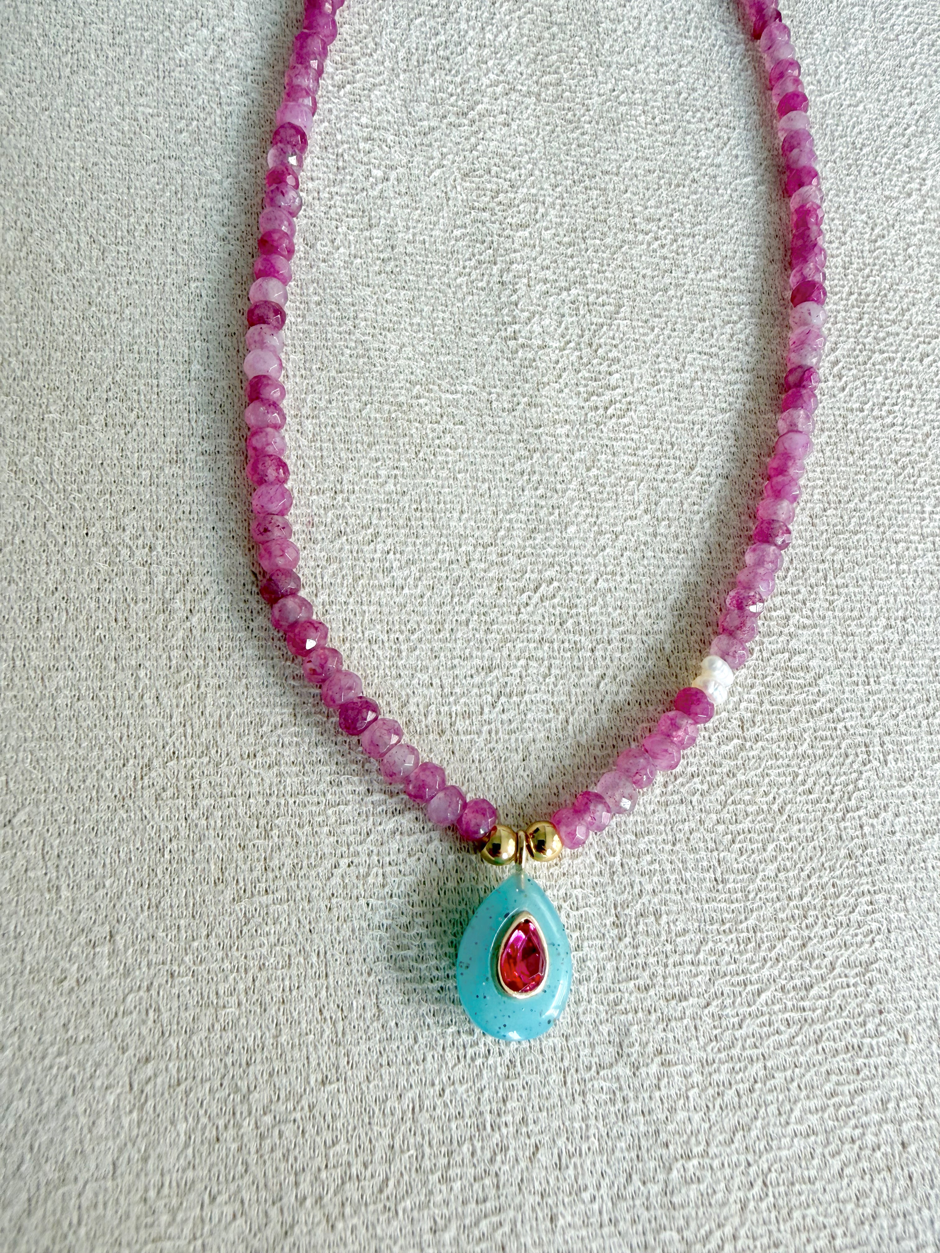 Collar facetado en magenta