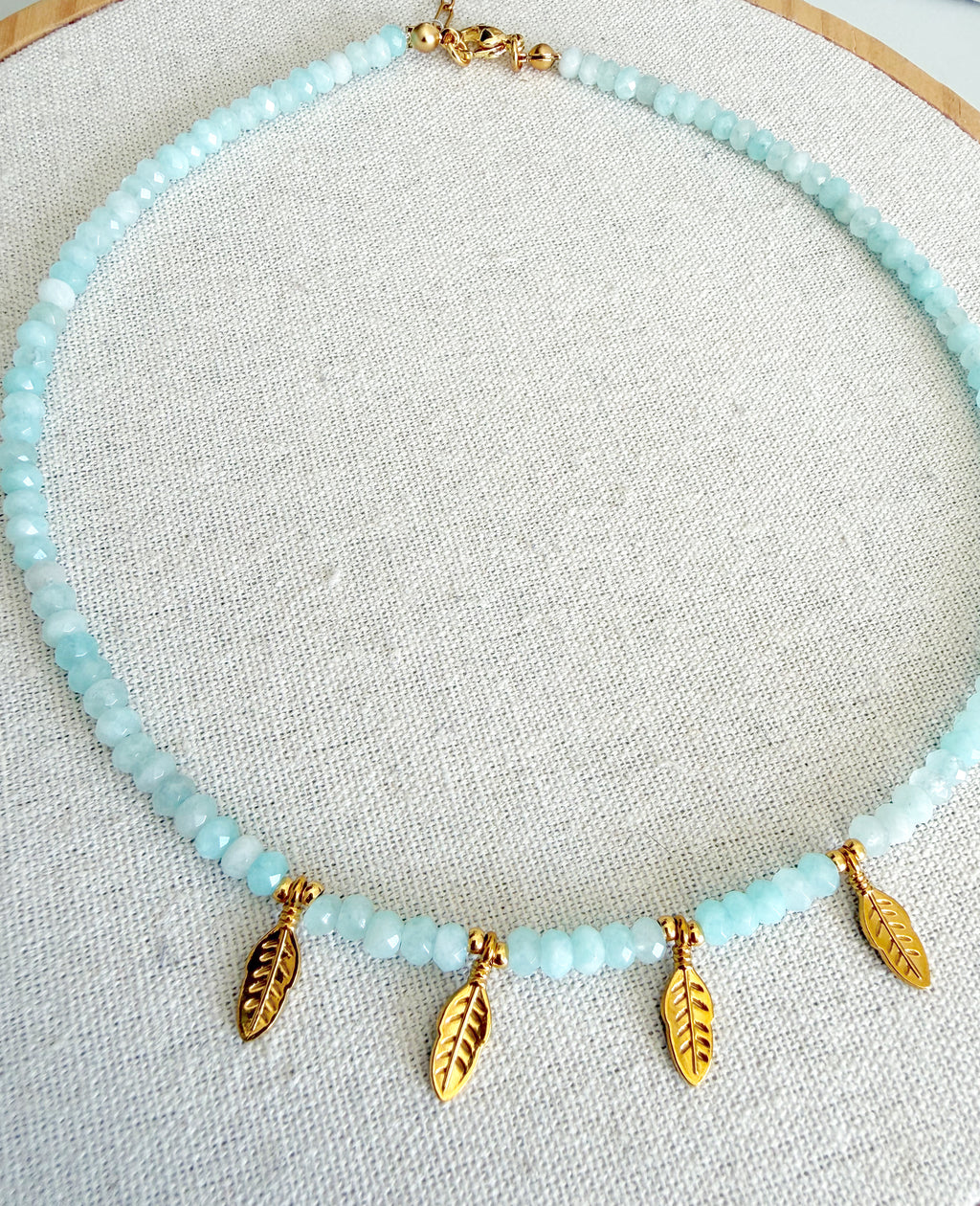 Collar facetado con golden leaves