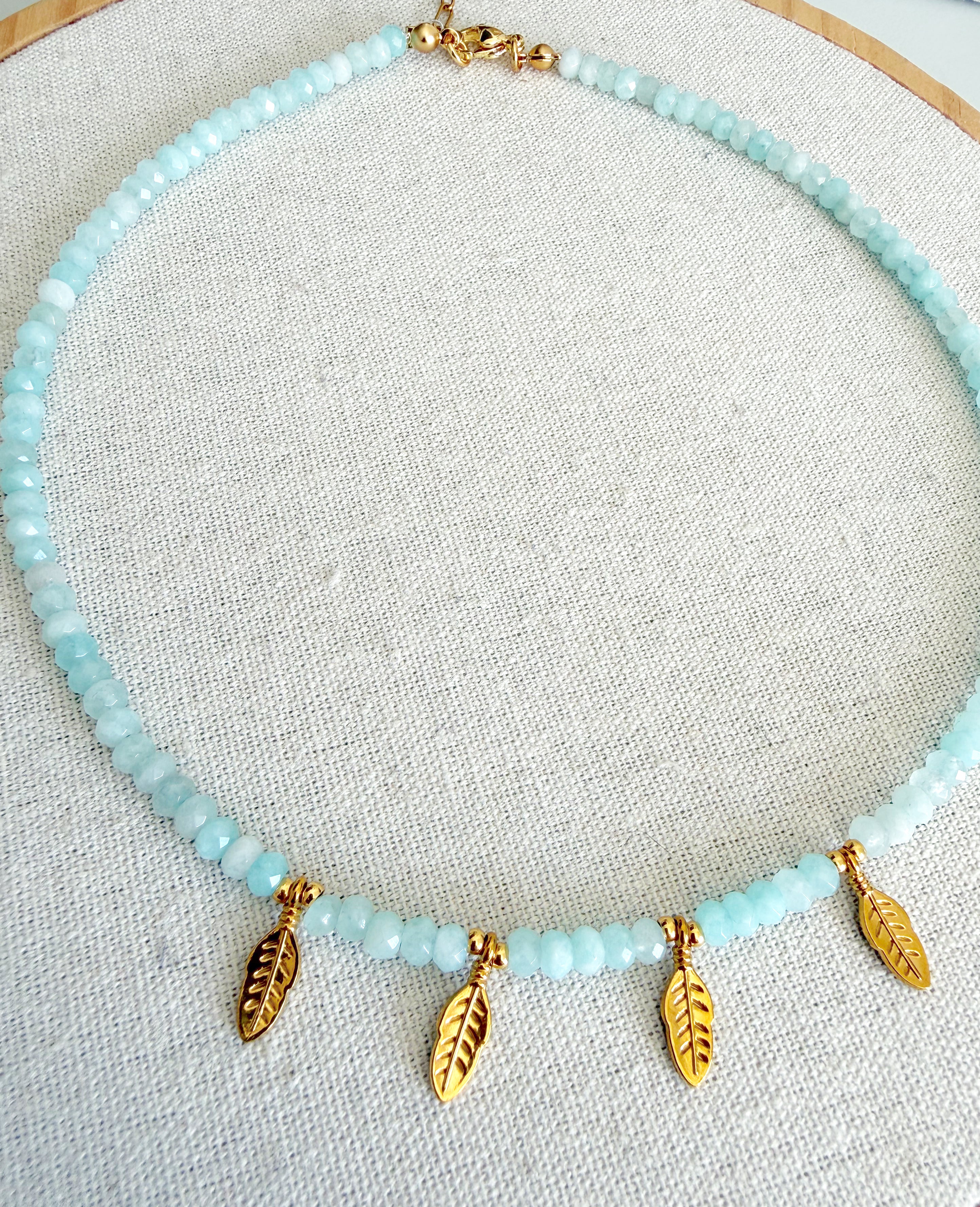 Collar facetado con golden leaves