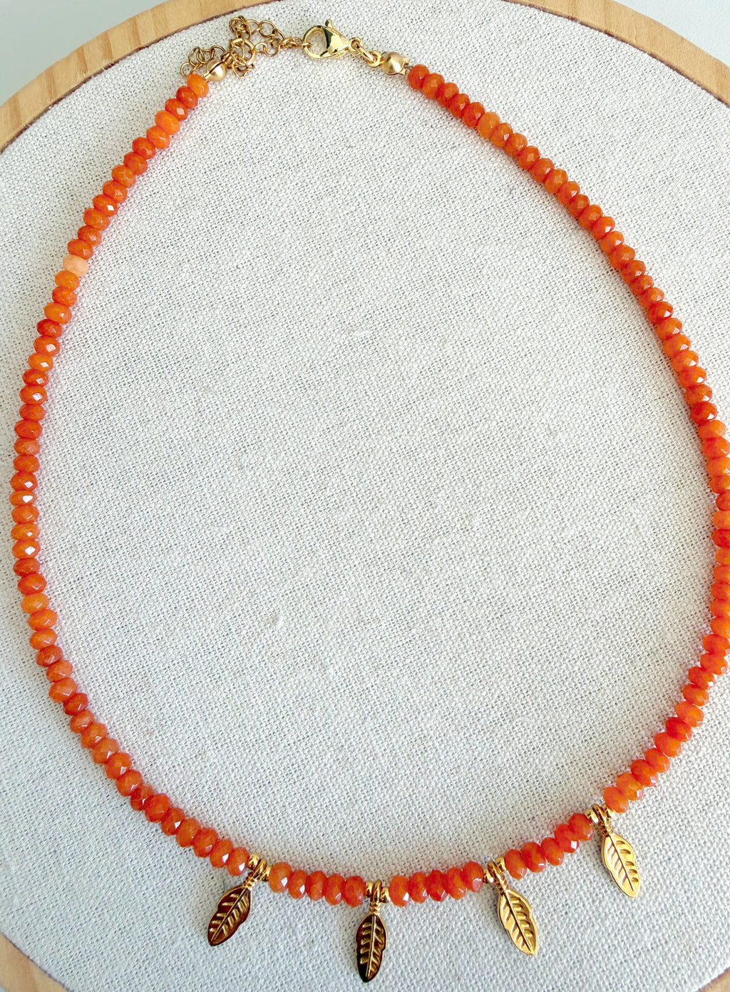 Collar facetado con golden leaves