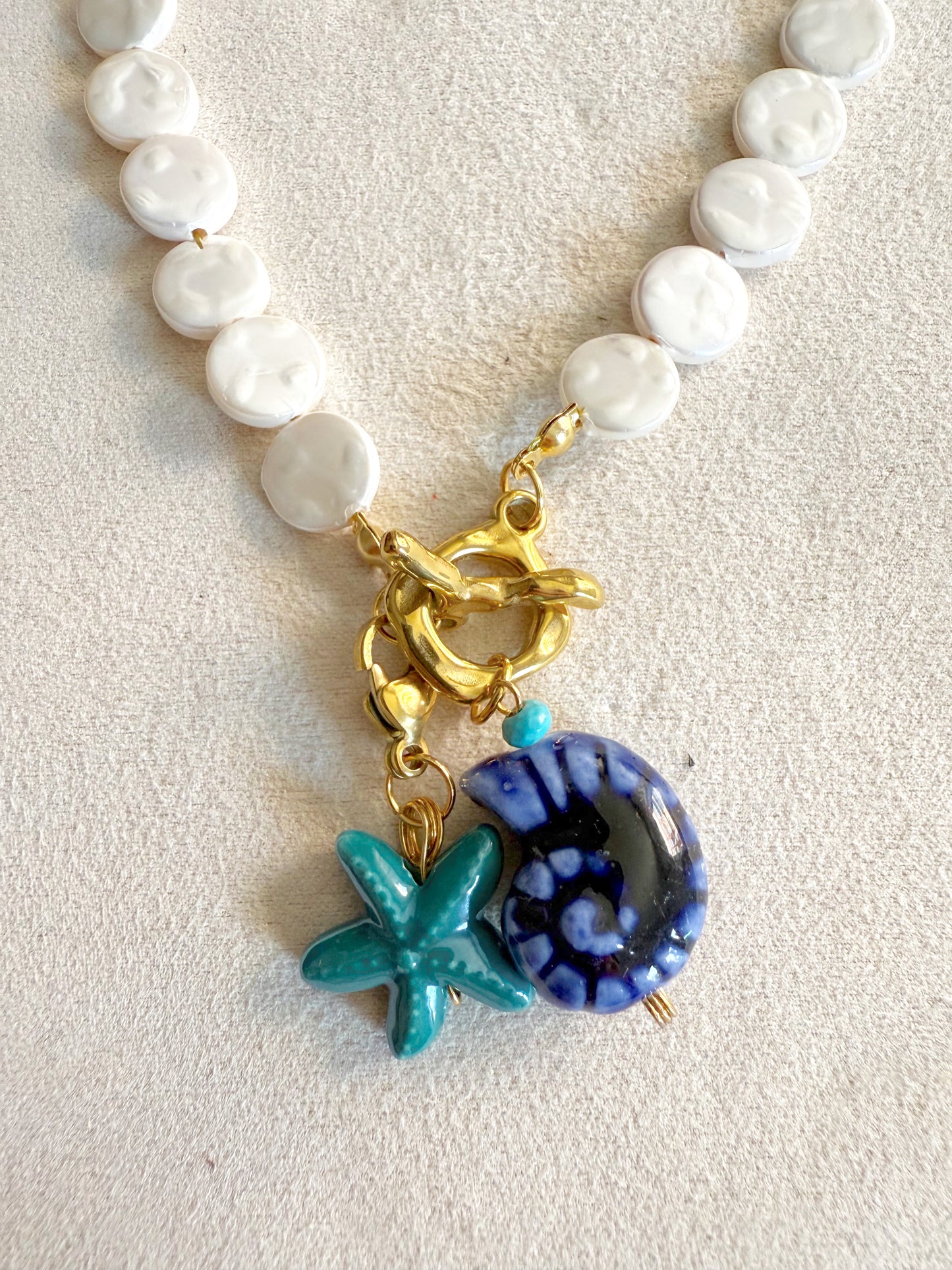Coral + tonos azules y acero.