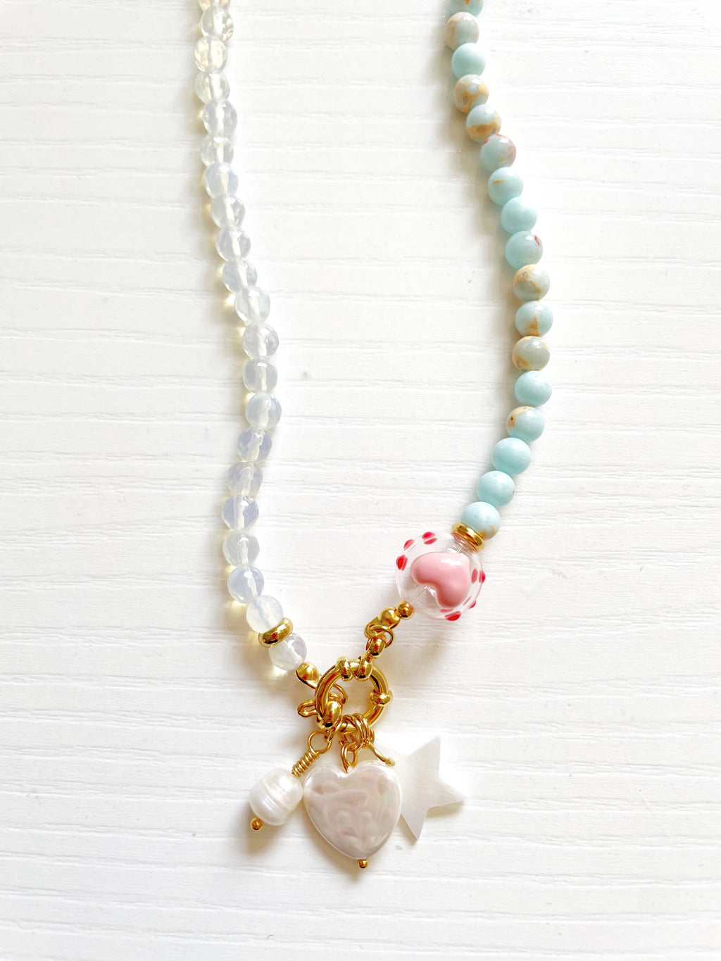 Collar ópalo, con triple charm(s)