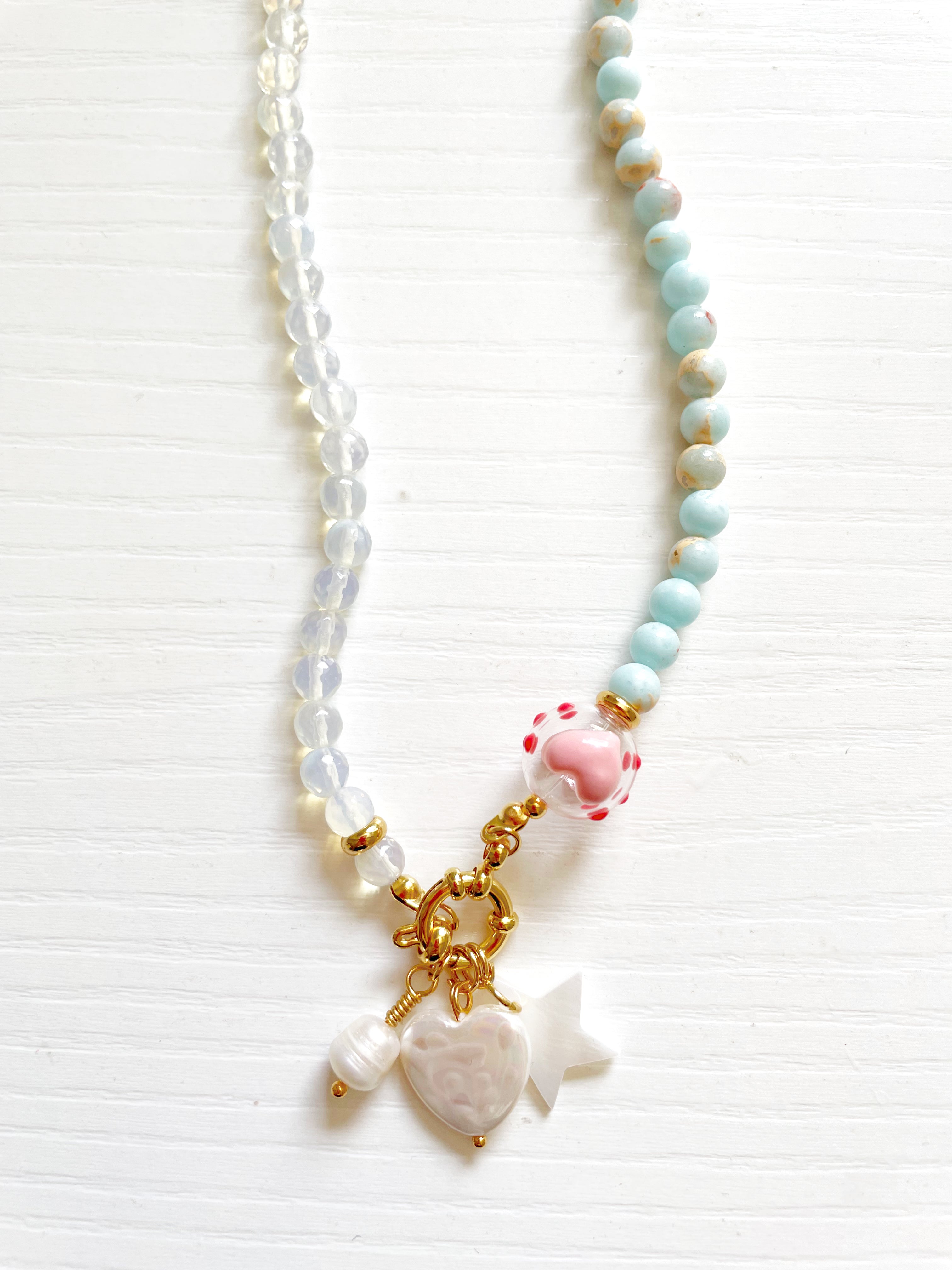 Collar ópalo, con triple charm(s)