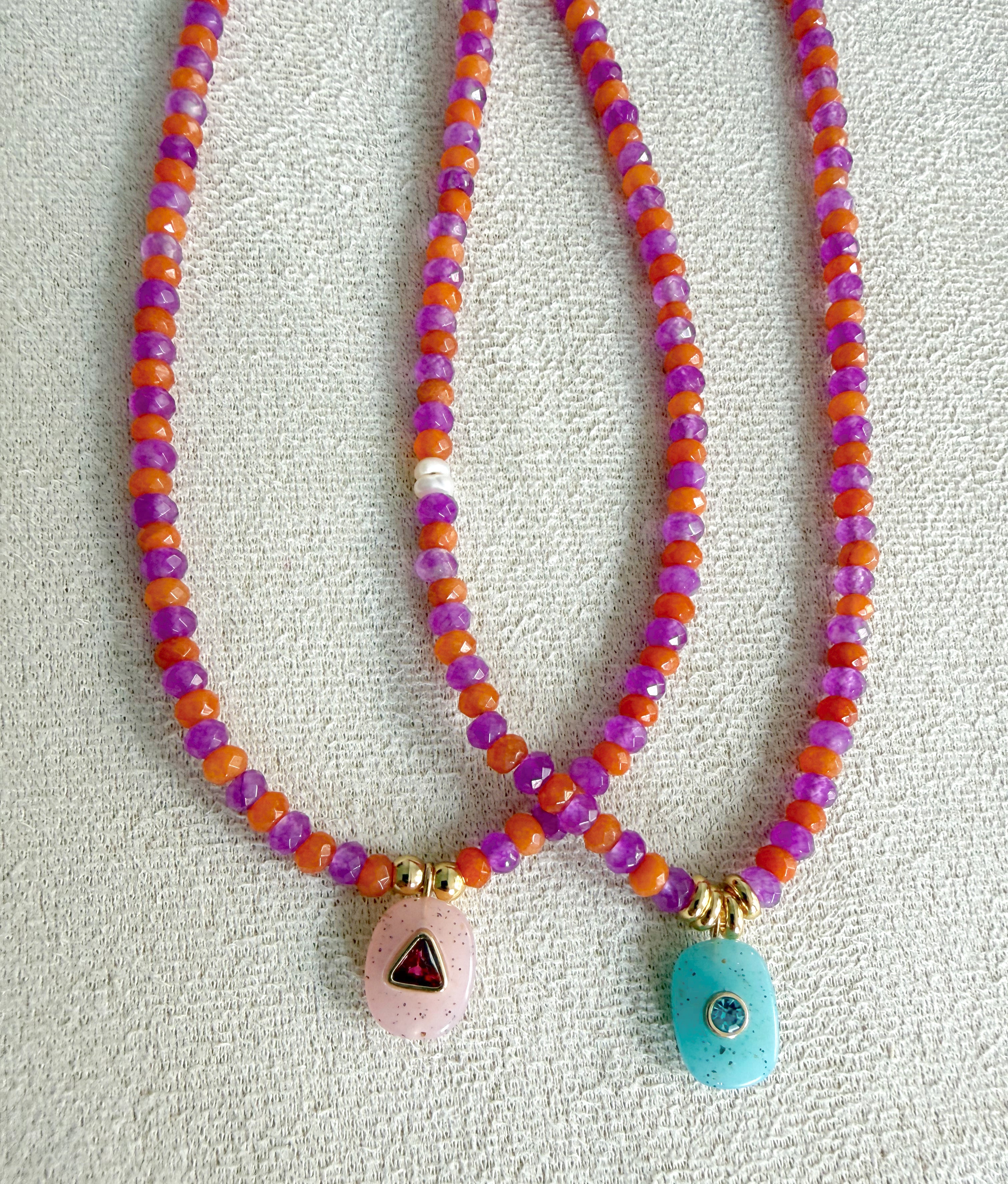 Collar facetado duocolor, con colgante en piedra natural