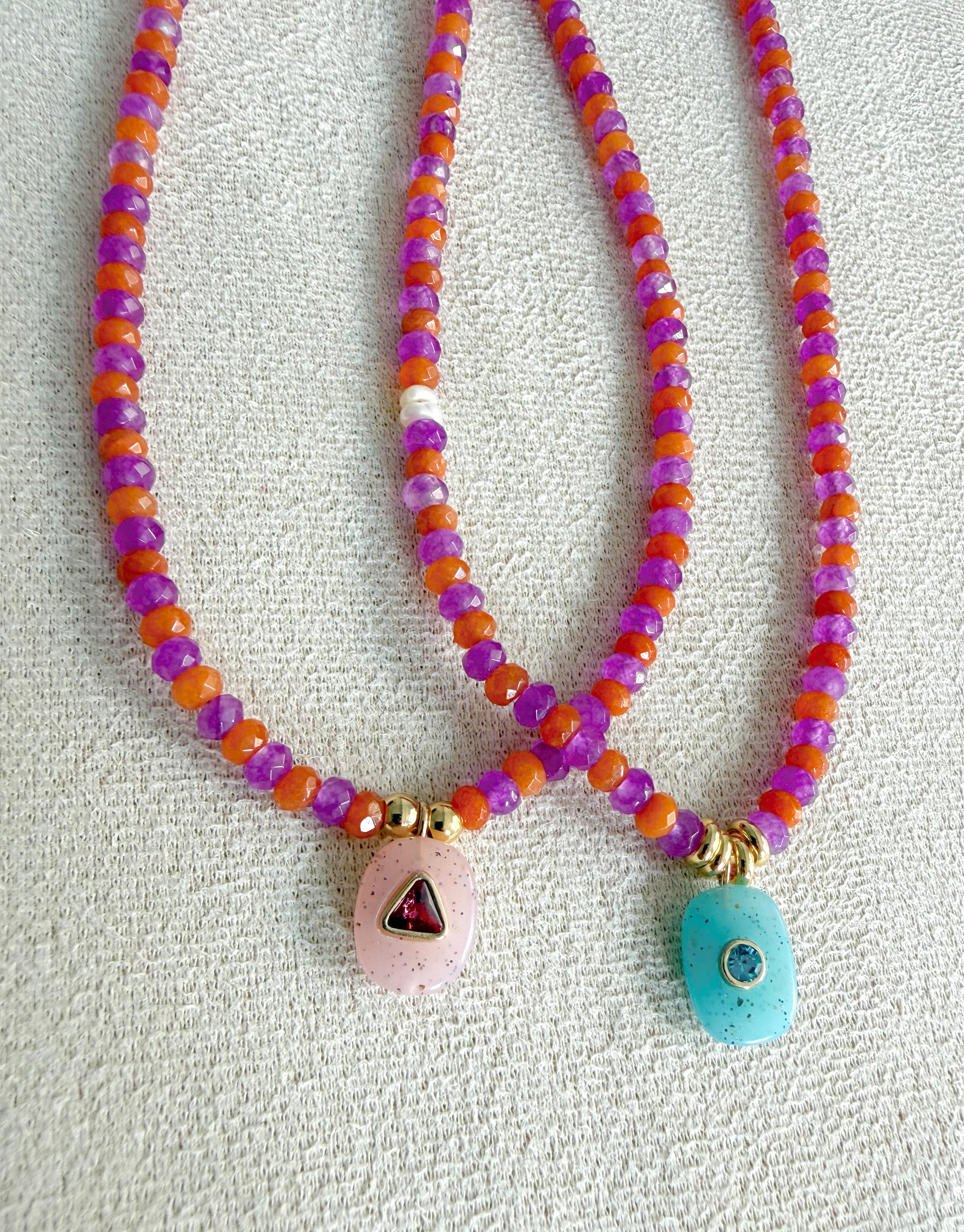 Collar facetado duocolor, con colgante en piedra natural