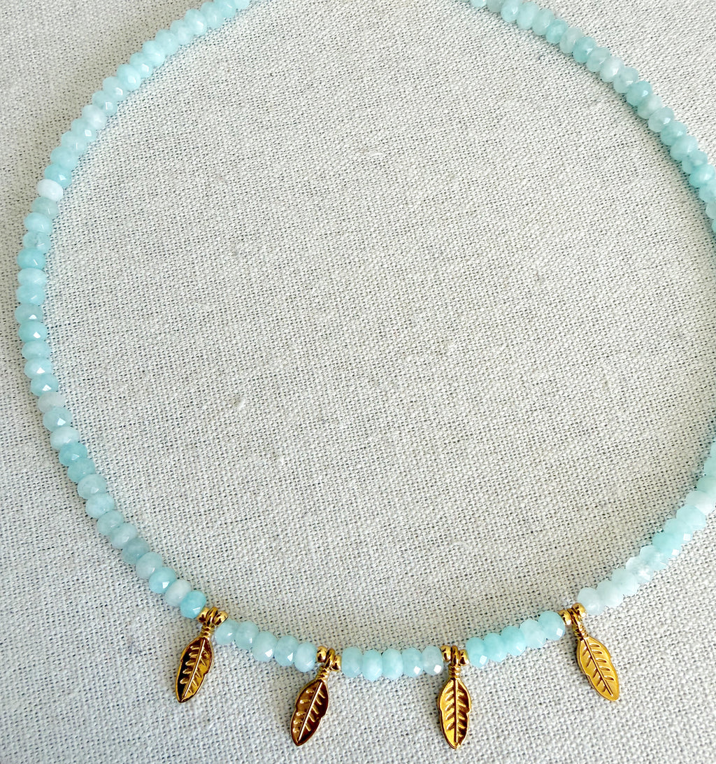 Collar facetado con golden leaves