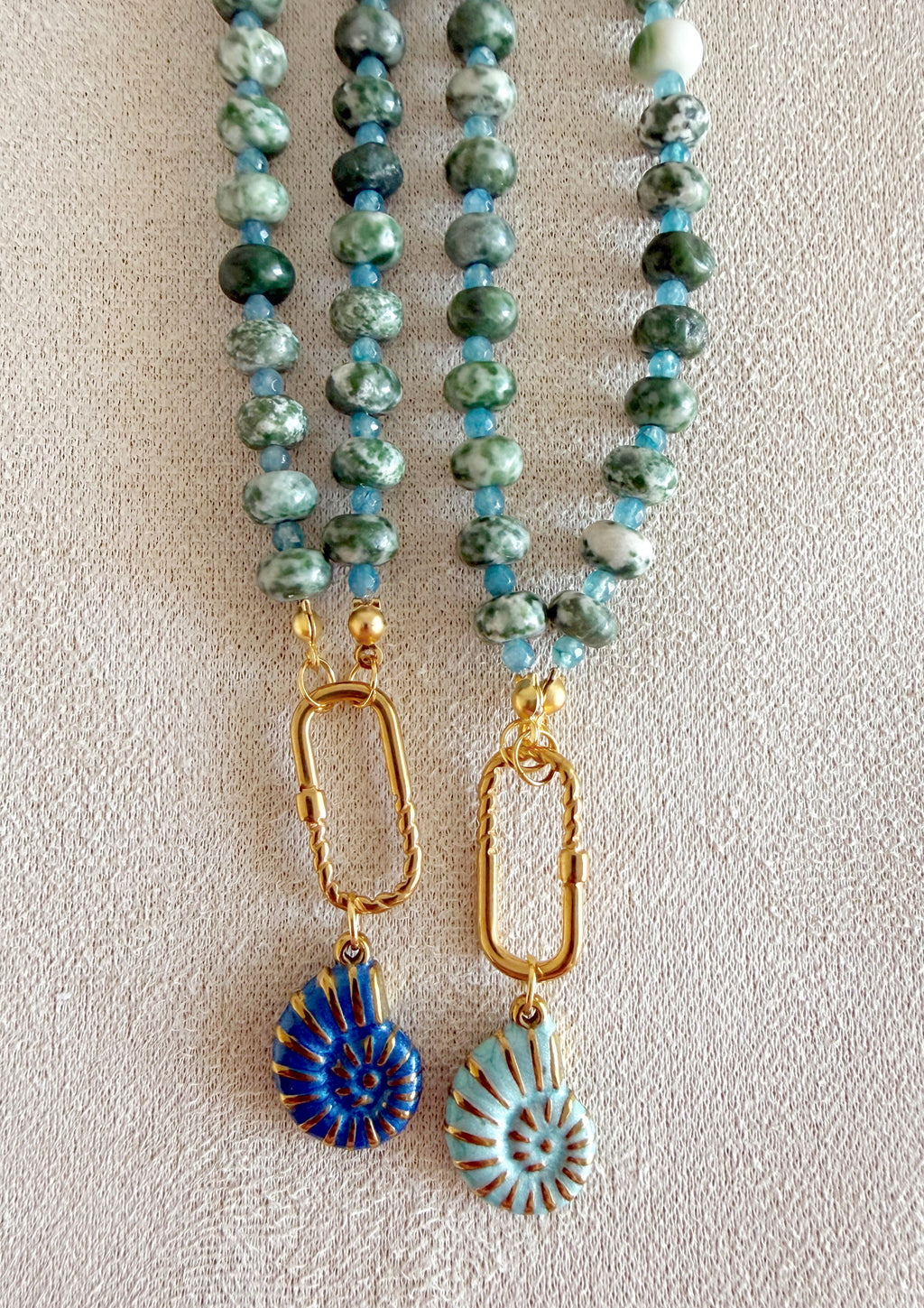 Collares de punto verde natural, con conchas en acero 100%