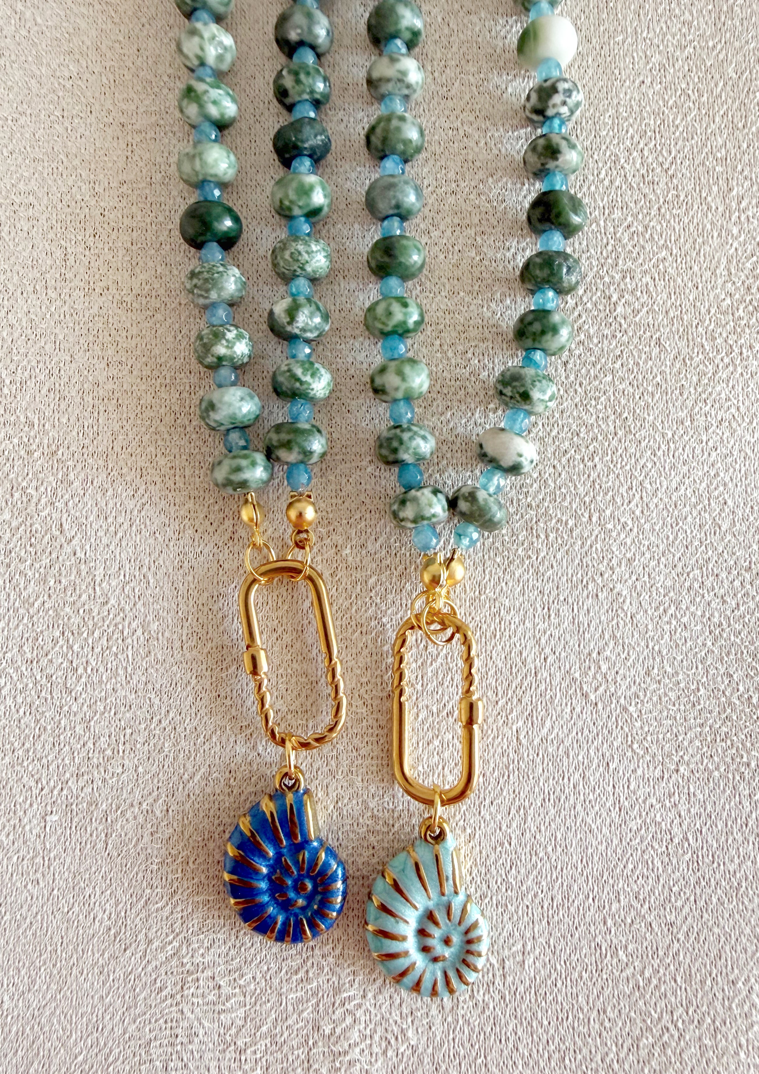 Collares de punto verde natural, con conchas en acero 100%