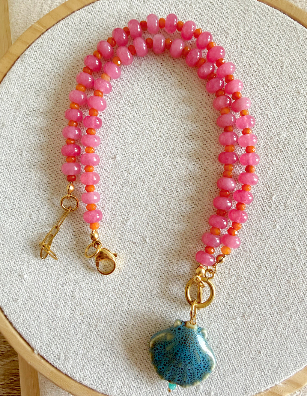 Naranja, fucsia y concha de mar