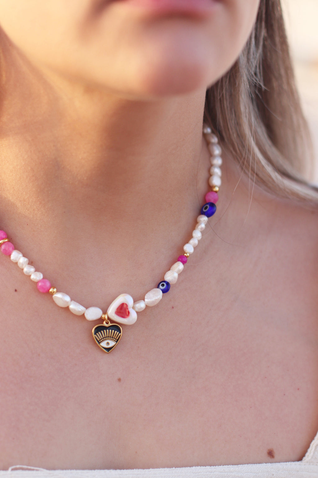 Collar con corazón de ojo turco, y detalles en piedras facetadas
