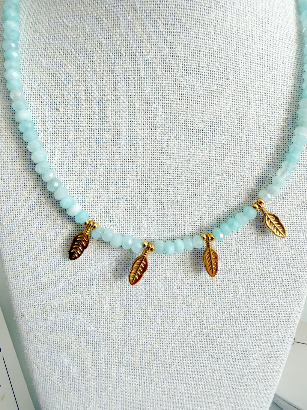 Collar facetado con golden leaves